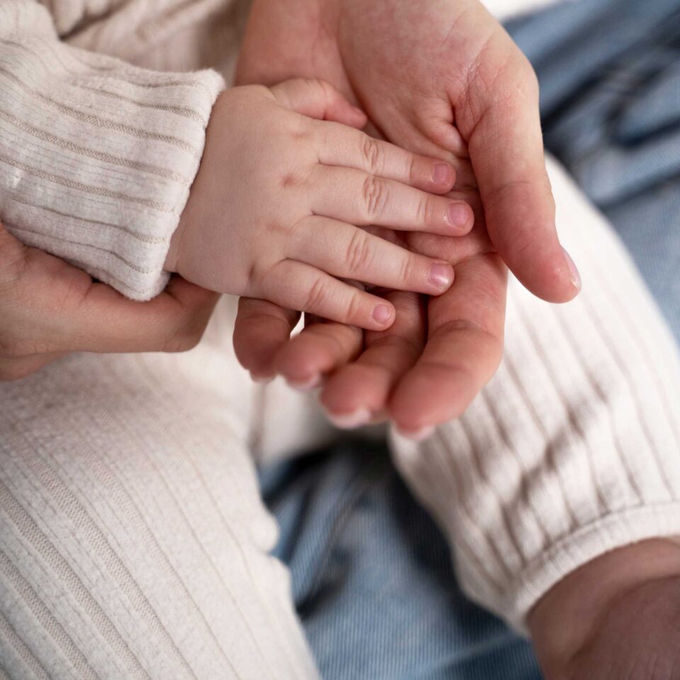 Angebote für Eltern & Erziehungsberechtigte 7 close up baby hands mother hands q