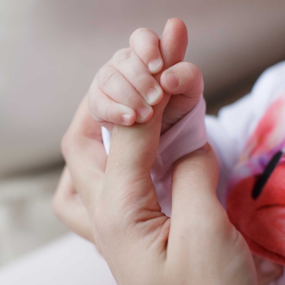 Angebote für Eltern & Erziehungsberechtigte 6 closeup feet hands baby q